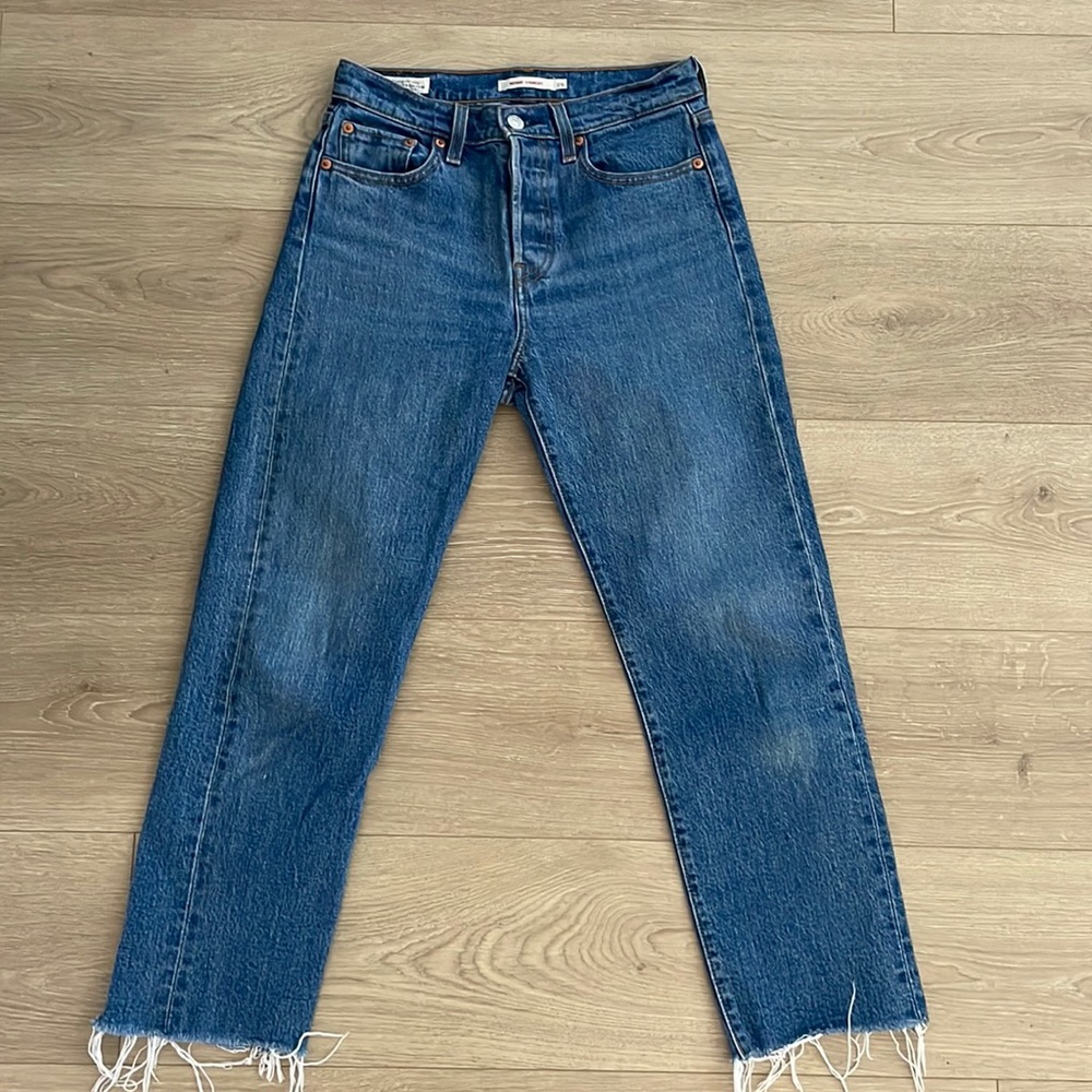 Levi’s medium wash wedgie straight
